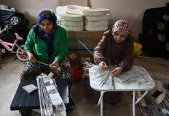 Balıkesirli kadınlar gazetelerden üretiyor! Boş depo ve evlerini atölyeye çevirdiler