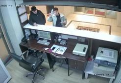 Yaptıkları hareket Türkiye'ye örnek oldu! Motorcu çırağı iki genç, görevliyi görmeyince kameraya gösterdiler