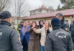 Mahalleyi polis bastı, kadınlar erkeklere tepki gösterdi! Bolu'da ilginç anlar