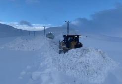 Böyle kar görülmedi! Yüksekliği dozeri aşıyor