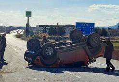 Denizli’de aksı kırılan pikap takla attı