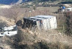 Eğirdir–Isparta karayolunda kontrolden çıkan kamyon şarampole devrildi, sürücü yaralandı