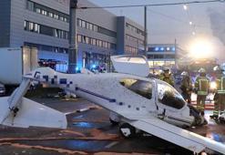 Arıza nedeniyle caddeye acil iniş yapan uçak trafik levhasına çarptı: 3 yaralı