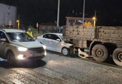 Bartın'da otomobil tırın dorsesine saplandı:1 yaralı