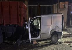 Kütahya’da park halindeki hafif ticari araca çarpan otomobilin sürücüsü, aracını bırakıp kaçtı