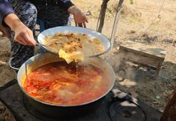 Balıkesir'de kadınlar imece usulüyle başladı: Odun ateşinde pişiriliyor, tüm mahalleyi bir araya getiriyor