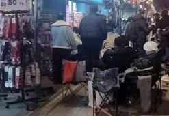 İzmir Alsancak’ta kamp sandalyeli, battaniyeli indirim nöbeti: Çarşı ortasında sabahladılar