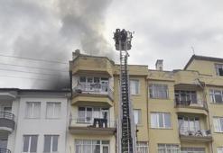 Çatı katındaki kömürlükte çıkan yangın paniğe neden oldu