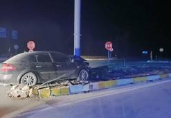 Beyşehir'de tabela direğine çarpan otomobildeki 3 kişi yaralandı