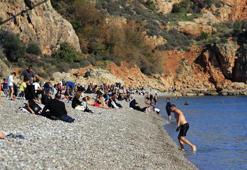 Antalya'da karlı dağların gölgesinde deniz keyfi! Aralık ayında sahil dolup taştı