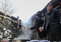 Bursa'da devlet desteğiyle kazanlar kaynamaya başladı! Erkekler ormandan topluyor kadınlar kaynatıyor