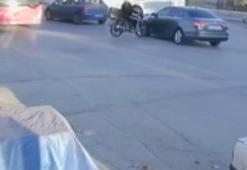 Sincan'da motosiklet kırmızı ışıkta duran otomobile çarptı: 1 yaralı