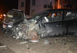 Ünye'de hafif ticari araç ile otomobil kafa kafaya çarpıştı: 1 ölü, 4 yaralı