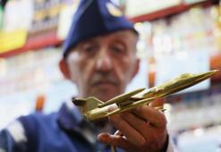 Pilot olma hayalini gerçekleştiremeyince kendini bu işe adadı! 60 yıldır hiç bıkmadan yapıyor