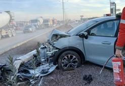 Aydınlatma direğine çarpan otomobilinin sürücüsü, hurdaya dönen araçtan sağ çıktı