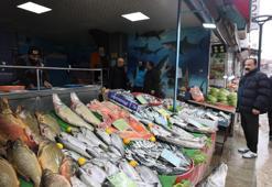Elazığlılar soğuk havada oraya akın etti: Tezgahlarda bolluk var! İşte hamsi, somon ve alabalıkta son fiyatlar