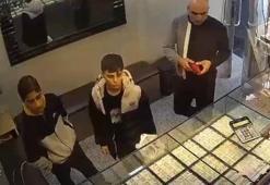 Bağcılar'da iki çocuk yerde buldukları altın dolu keseyi sahibine teslim etti