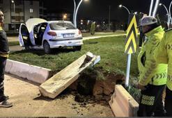 Bolu’da sürücüsünün direksiyon hakimiyetini kaybettiği otomobil refüje çarptı