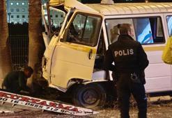 Antalya’da minibüs refüje çıktı: Alkollü sürücü yaralandı