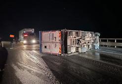 İznik'te devrilen kamyonun şoförü yaralandı