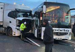 Kütahya-Afyonkarahisar kara yolunda 3 aracın karıştığı zincirleme kaza; 3 yaralı