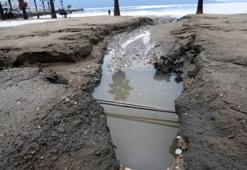 Yılın en kısa gününde deniz suyu çekildi, sağanak yağmur sahili tahrip etti