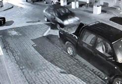Tekirdağ'da alkollü sürücünün otomobille park halindeki araçlara çarptığı kaza kamerada