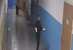 Muğla'da yürek ısıtan görüntü! Hiç düşünmeden ayakkabılarını çıkardı