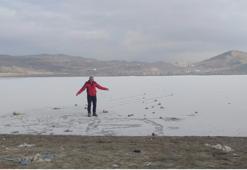 Van'da Sibirya soğukları! Göletin yüzeyi buz tuttu
