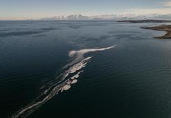 Van Gölü'ndeki köpüklenme endişelendirdi! Sırrı suyun derinliklerinde yatıyor