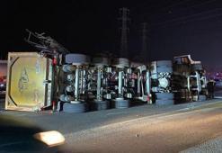 Antalya Serik’te EDS direğine çarpan tır devrildi: 2 yaralı