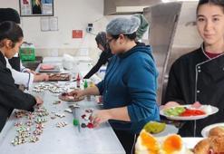 Adana'da liseliler okul bahçesinde açtı! Burada her şey yarı fiyatına satılıyor: Talep yağıyor