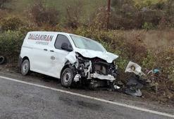 Bartın'da karşı yöne geçen otomobil ile minibüsün çarpıştığı kaza kamerada