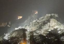 Van’da beklenen kar geldi: Lapa lapa yağış kent merkezini beyaza bürüdü