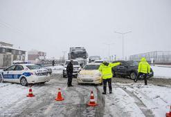 Bingöl-Erzurum karayolu yoğun kar yağışı ve tipi nedeniyle tır trafiğine kapatıldı