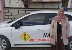 Konya'da çocukluk hayali olan ehliyete 60 yaşında kavuştu