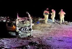 Tunceli'de buzlanan yolda hafif ticari araç şarampole yuvarlandı; 1’i ağır 2 yaralı