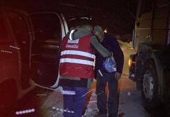 Tendürek'te kar ve tipi nedeniyle yolda kalanlara Kızılay yardım ulaştırdı