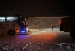 Kars-Kağızman kara yolunda kar nedeniyle 30 yolcusuyla mahsur kalan otobüs kurtarıldı