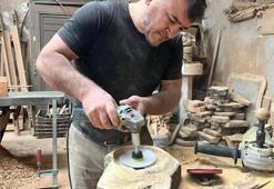 Alanyalı marangoz ustasından örnek geri dönüşüm! Çürüyen zeytin ağaçlarını sanat eserine çeviriyor