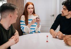 UNO Nasıl Oynanır? 2026 Yılbaşı Gecesi İçin En Popüler Aile Oyunu Rehberi