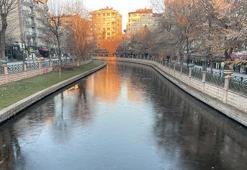 Eskişehir’de kartpostallık görüntü: Porsuk Çayı tamamen buz tuttu!