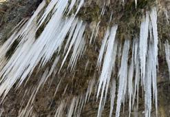 Adana’da dondurucu soğuk! Buz sarkıtları oluştu