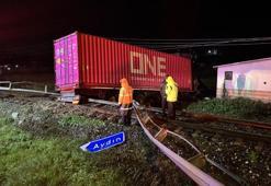 Efeler'de kontrolden çıkıp tren yoluna giren tırın sürücüsü öldü