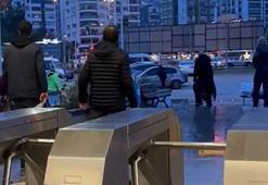 Çukurova'da dehşet anları! Metro turnikeleri önünde güvenlik görevlileri ve vatandaşlara saldırı anı kamerada