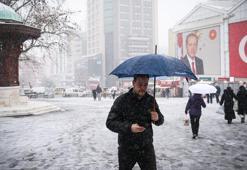 Bursa yoğun kar yağışıyla beyaza büründü! İşte şehir merkezinden kar manzaraları…