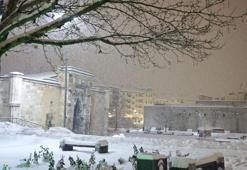 Sivas'ta tarihi meydan 'beyaz gelinliğini' giydi