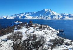 Van'a gidenlerin ilk durağı kış güzelliği ile gözleri kamaştırdı! Turistler akın akın gidiyor