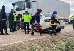 Eğirdir'de otomobil park halindeki kamyona çarptı: 2 ölü, 1 yaralı