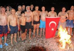 Antalya’da yeni yıl! Denize girip, geri sayım yaptılar